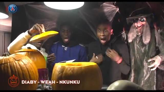 دوربین مخفی ترساندن بازیکنان پاری سن ژرمن به بهانه هالووین