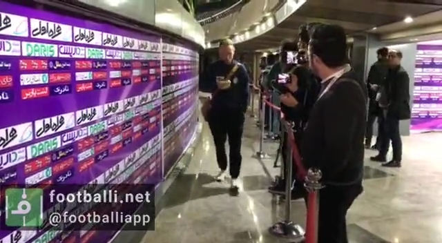 اختصاصی/ نیومایرِ آزاد و رها در حال ترک ورزشگاه بی توجه به خبرنگاران