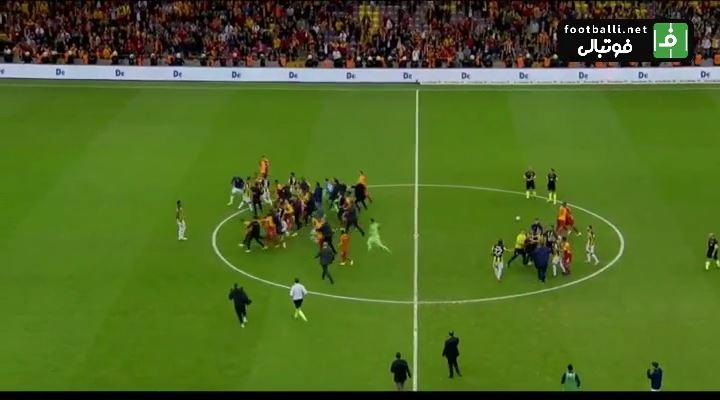 درگیری و زد و خورد بازیکنان پس از بازی گالاتاسرای و فنرباغچه