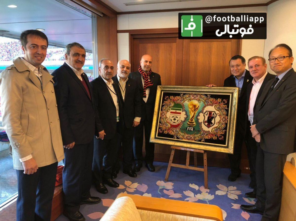 سفیر کشورمان در ژاپن تابلو فرش دستبافت ویژه جام جهانی روسیه را با حضور مدیر عامل پرسپولیس به رییس فدراسیون ژاپن اهدا کرد