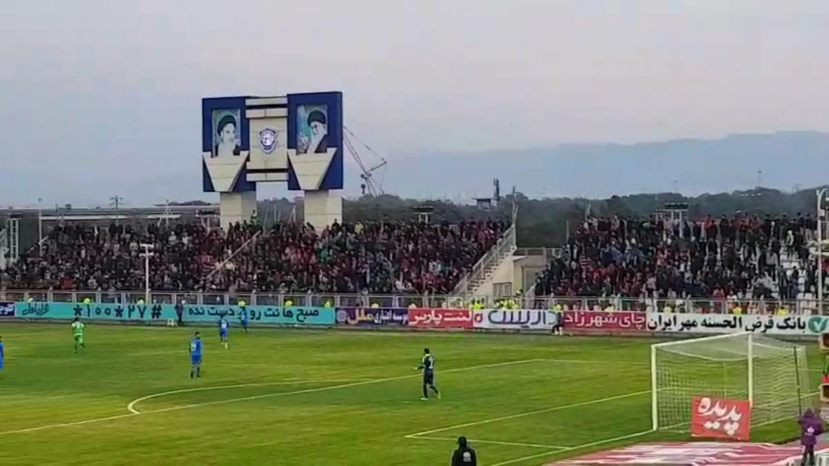 شعار هواداران ماشین سازی، شفر حیا کن استقلالو رها کن!