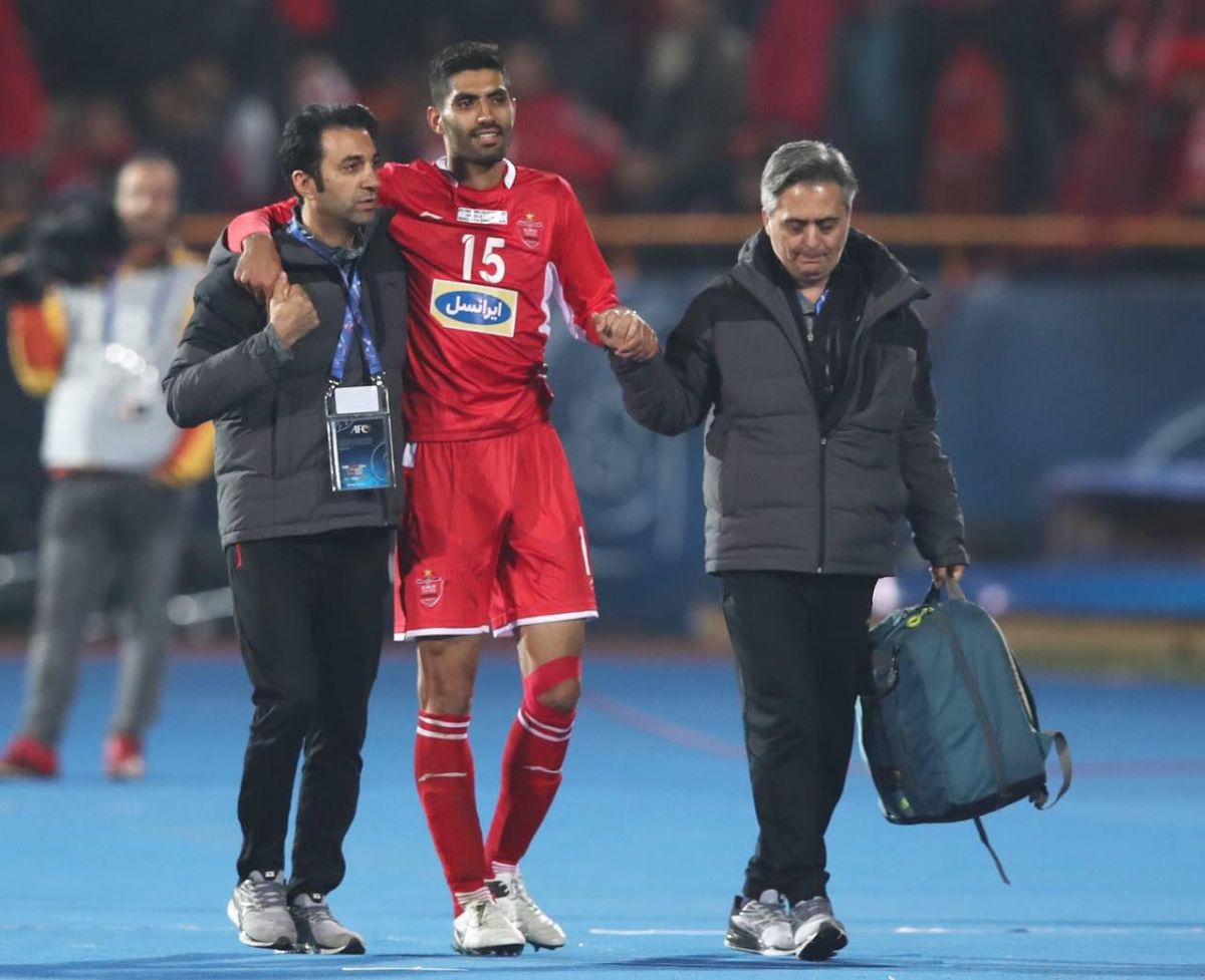 در روزی که پرسپولیس نعمتی و عالیشاه را ندارد، محمد انصاری هم مصدوم شد تا برانکو در جریان بازی یکی از مهرههای اصلیاش را از دست بدهد. عکس: علیرضا زینلی