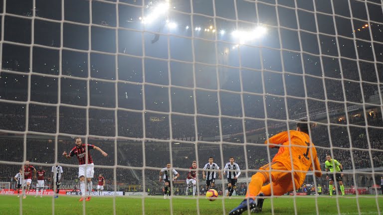 مهار پنالتی ایگواین توسط شزنی دروازه‌بان یوونتوس