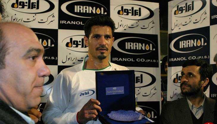 تصویری قدیمی از علی دایی و محمود احمدینژاد. رویانیان مدیرعامل سابق پرسپولیس در مصاحبه ای گفته که احمدینژاد فشار آورد که دایی سرمربی پرسپولیس نشود.