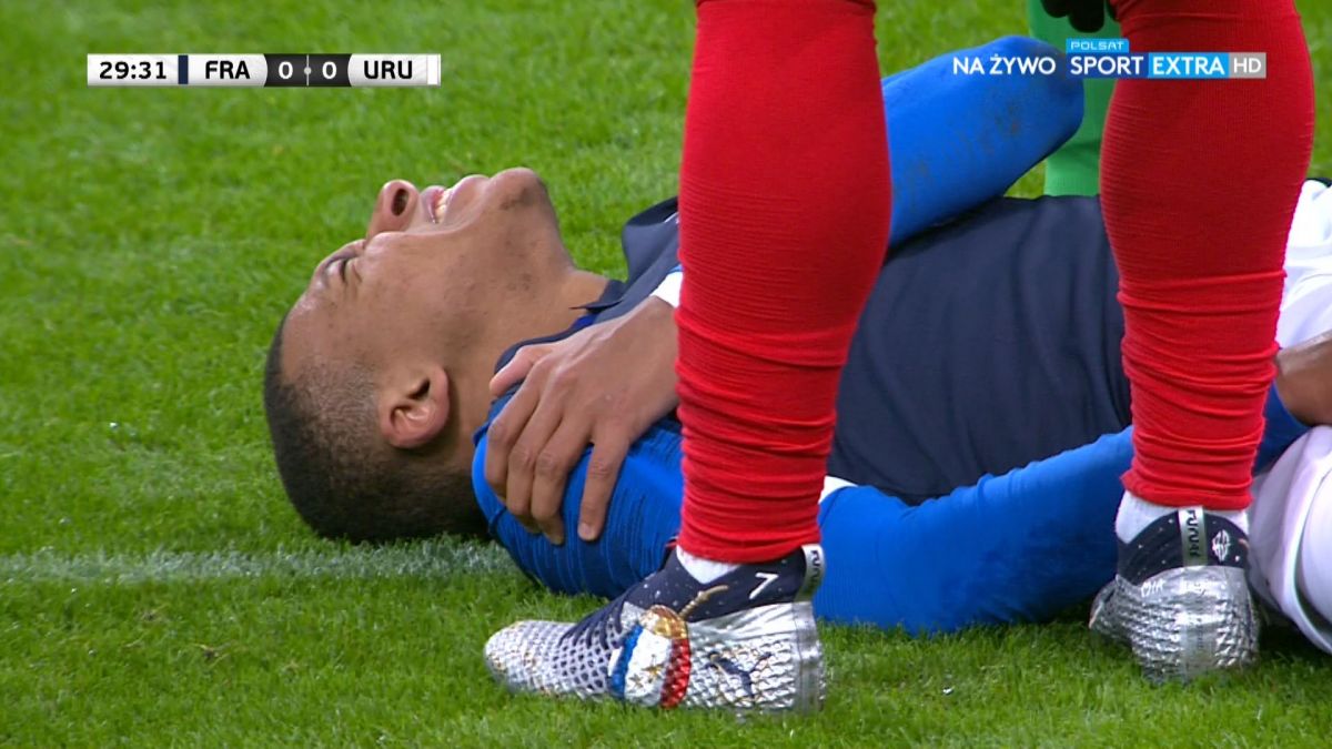 دومین مصدوم پی‌اس‌جی / مصدومیت امباپه مقابل اروگوئه