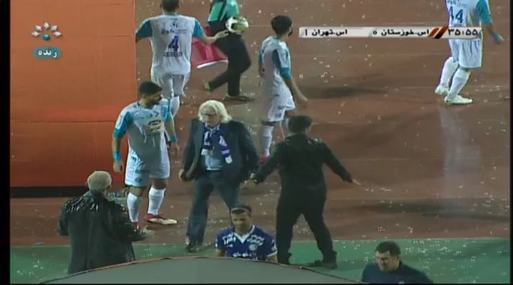 توقف بازی استقلال خوزستان و استقلال تهران به دلیل بارش باران و اعتراض های شفر