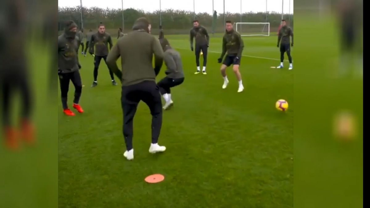 از چالش لایی آرسنالی‌ها تا سوژه شدن بازیکن بدلیل بازی با توپ اشتباهی