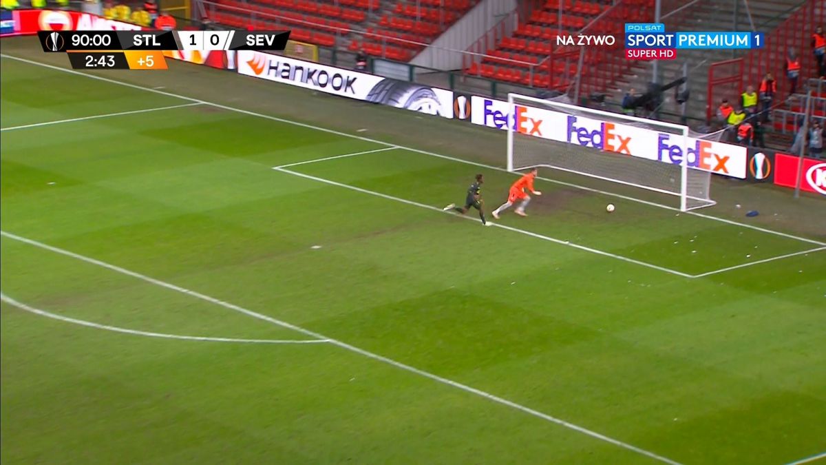 صحنه عجیب و جالب در بازی لیژ و سویا / اگه نخواد گل بشه نمیشه!