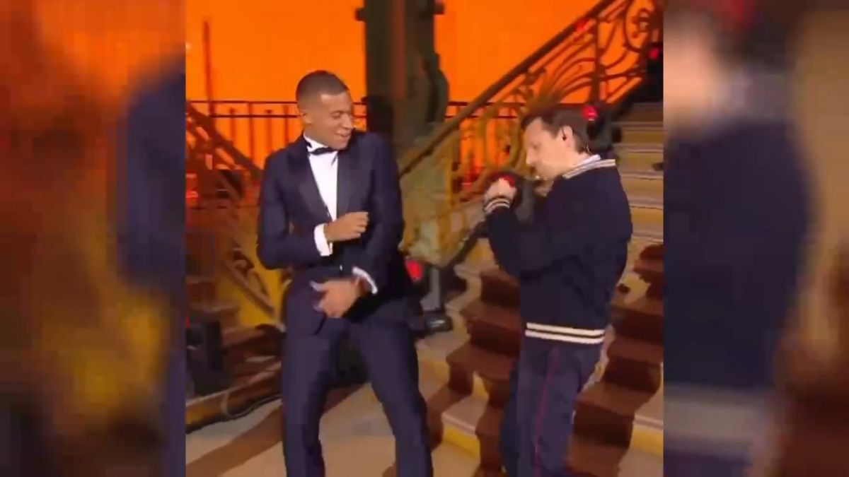 رقص امباپه پس از دریافت جایزه بهترین بازیکن جوان سال 2018