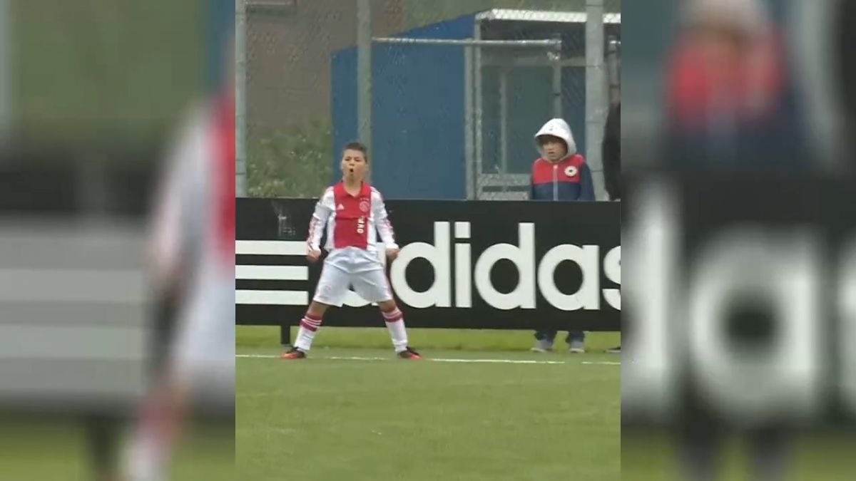 شادی بازیکنان نونهالان آژاکس به سبک رونالدو