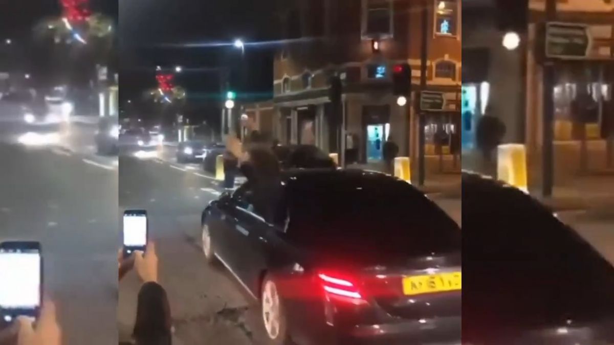 شادی بازیکن آرسنال در خیابان‌های لندن پس از برد مقابل تاتنهام