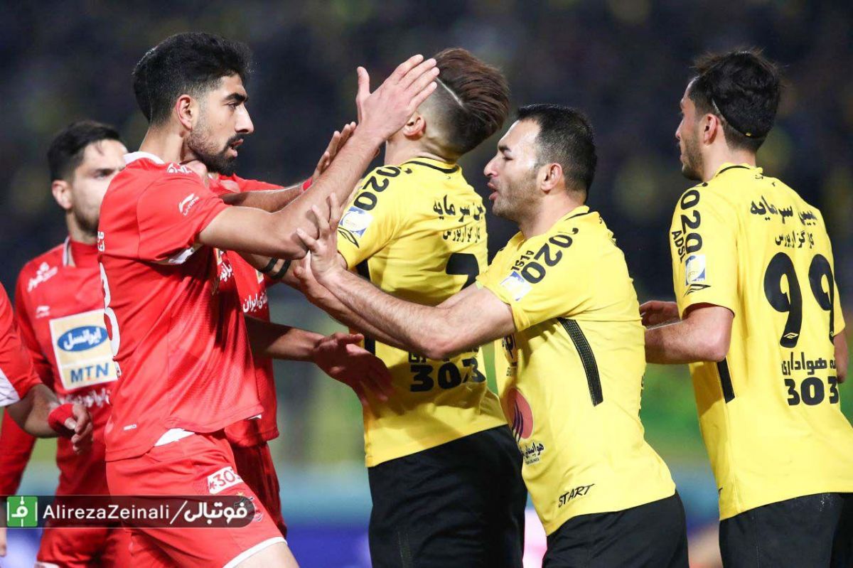 گزارش تصویری دیدار تیمهای سپاهان و پرسپولیس
