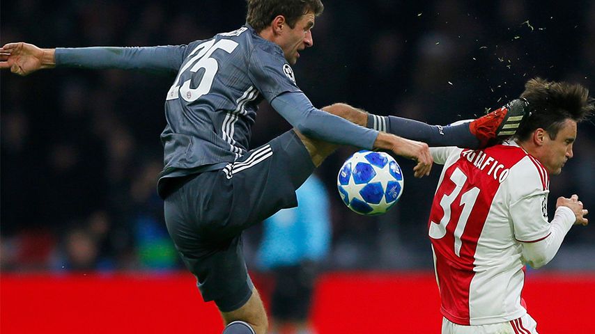 اجرای فن بروس‌لی توسط توماس مولر روی بازیکن آژاکس