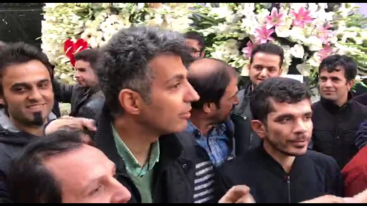 اختصاصی/ بازار داغ سلفی با عادل فردوسی پور در حاشیه مراسم ختم ایرج دانایی فرد