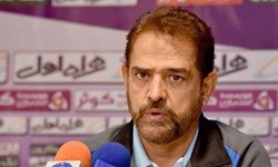 کریمی به نشست خبری نیامد/ مربی گسترش فولاد: داور باید 15 دقیقه وقت اضافه می‌گرفت