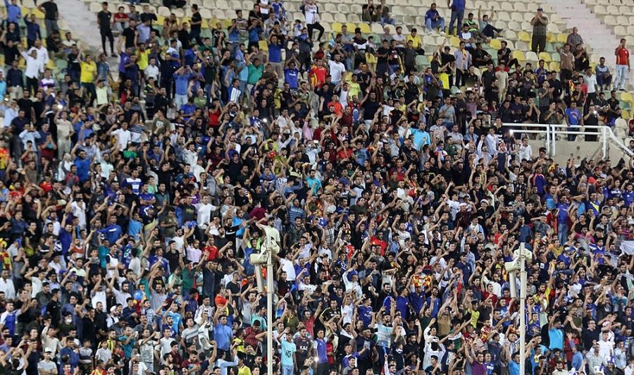 صحنه شعار دادن هواداران استقلال خوزستان