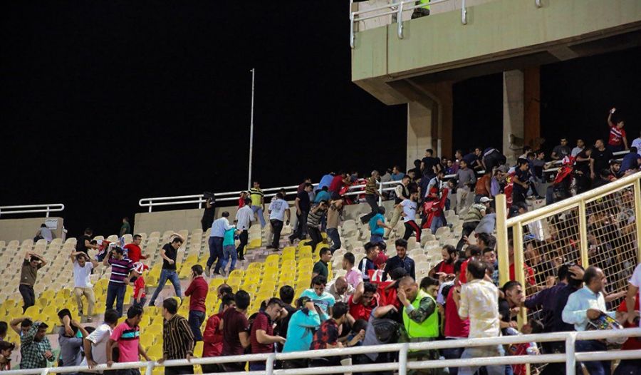 لحظه برخورد سنگ به هوادارن پرسپولیس