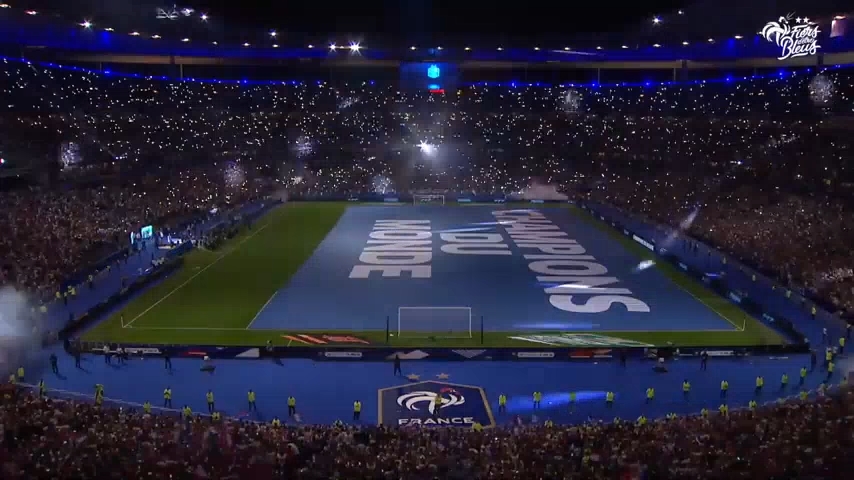 جشن قهرمانی جهان تیم فرانسه همراه هواداران پس از بازی مقابل هلند