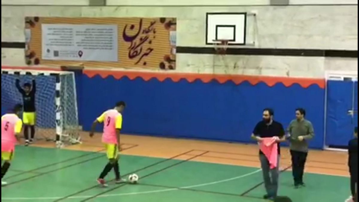 مهارت عادل فردوسی پور در بسکتبال به روش فوتبالی!