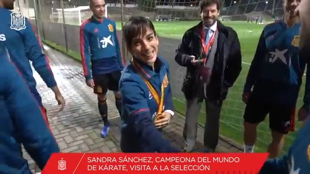 دیدار بازیکنان اسپانیا با قهرمان کاراته بانوان جهان