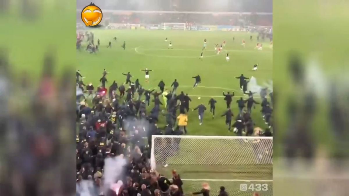 هجوم هواداران به زمین در لیگ سوئد