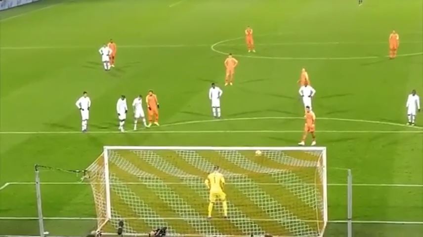 گل چیپ و زیبای دپای به فرانسه از زاویه جایگاه تماشاگران