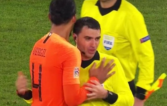 گریه داور بازی آلمان و هلند پس از سوت پایان بدلیل درگذشت مادرش پیش از بازی