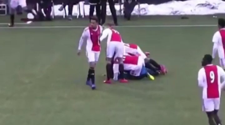 گلزنی دروازه‌بان جوانان آژاکس در دقیقه 90