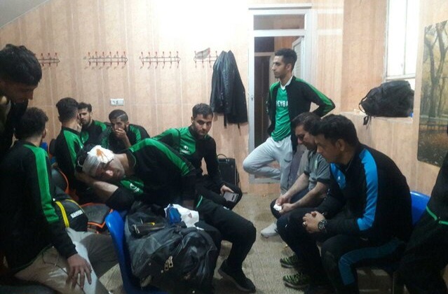 چاقوکشی در لیگ ۲ فوتبال/ بزنبزن تماشاگران، بازیکنان و کادر فنی!