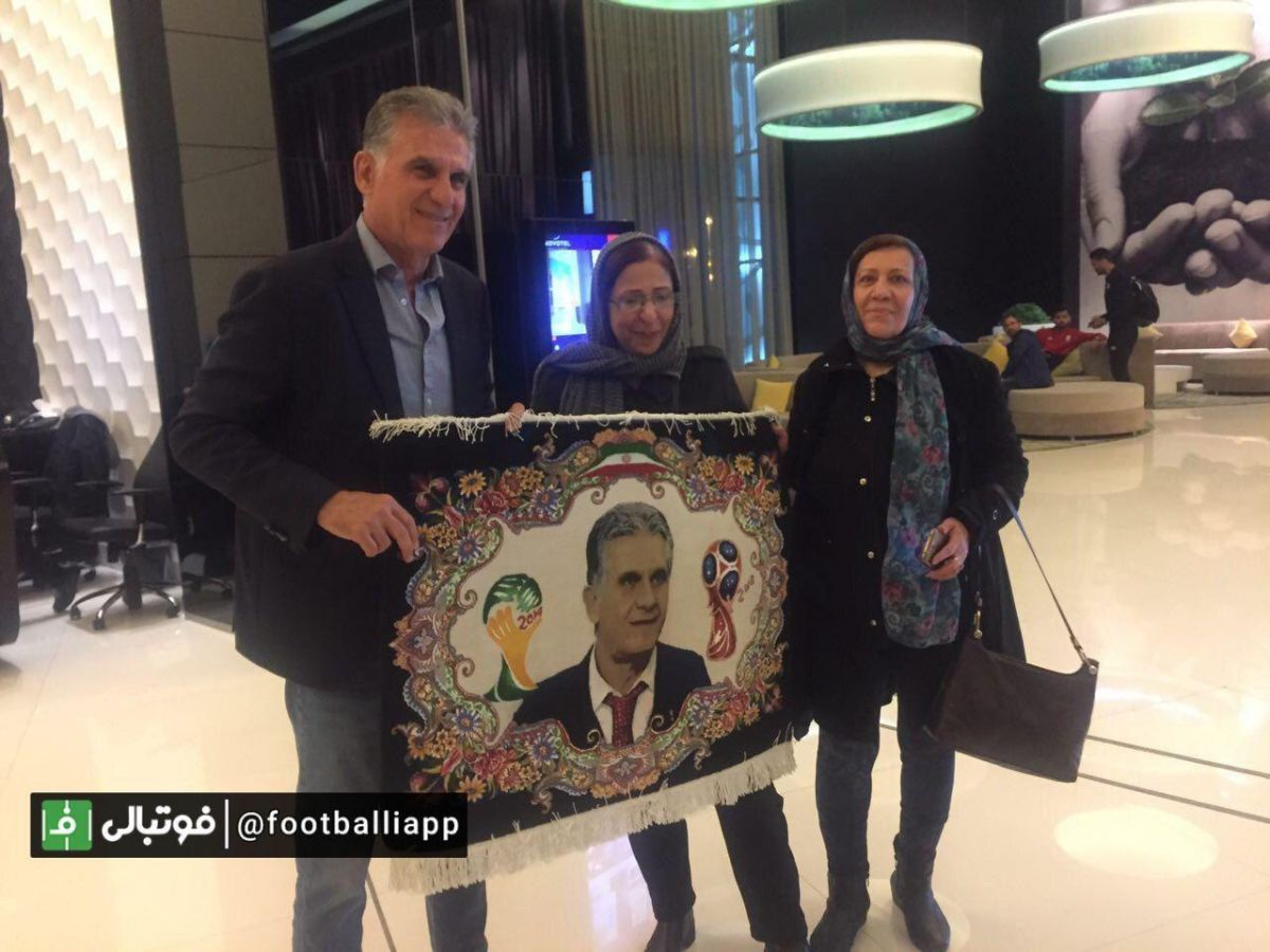 کیروش، تابلوفرش منقش به تصویر خود را که از مهدی تاج در فرودگاه امام خمینی (ره) دریافت کرده بود، دقایقی بعد به بانویی که از خوزستان برای استقبالش آمده بود، هدیه داد