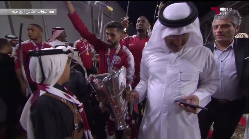 رقص شمشیر لیث نوبری و کارشناسان قطری با بازیکنان