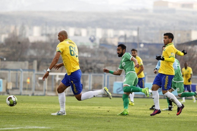 حاشیه دیدار ماشینسازی و نفت آبادان/ استقبال کم تماشاگران از بازی به دلیل بارش برف