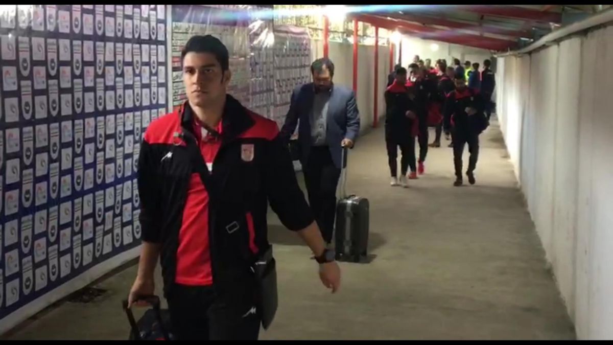 اختصاصی/ ورود بازیکنان تراکتورسازی و نساجی به ورزشگاه وطنی قائمشهر