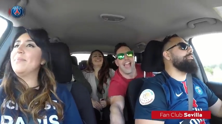 با هواداران پاری سن ژرمن در سرتاسر جهان حین بازی با منچستر یونایتد