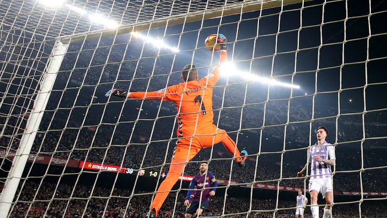 مهار پنالتی مسی توسط دروازه‌بان وایادولید