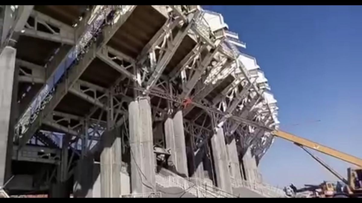 رنگ آمیزی سازه‌های فلزی ورزشگاه نقش جهان