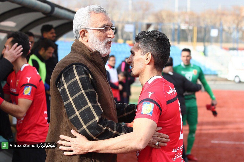 فرکی: داوران هنوز سوت نزده‌اند، بازیکنان اعتراض می‌کنند