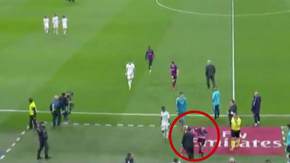 جوردی آلبا و هل دادن سرپرست رئال در کنار زمین