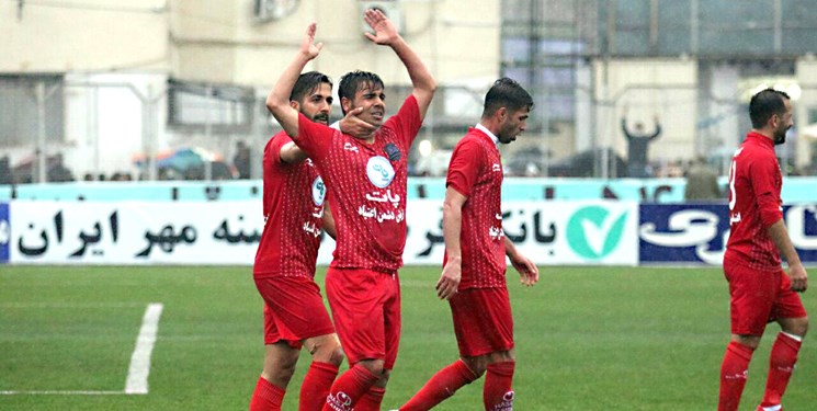 نظری:سومین گلم را به پرسپولیس زدم/برای بازی با استقلال 20 هزار تماشاگر نساجی میآیند
