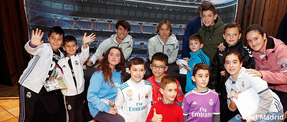 سلفی و امضا دادن بازیکنان رئال مادرید به هواداران در وایادولید