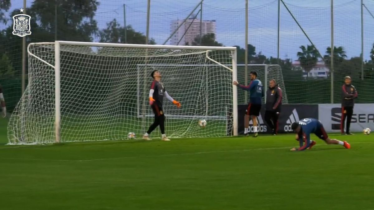 گل قیچی زیبا در تمرین اسپانیا