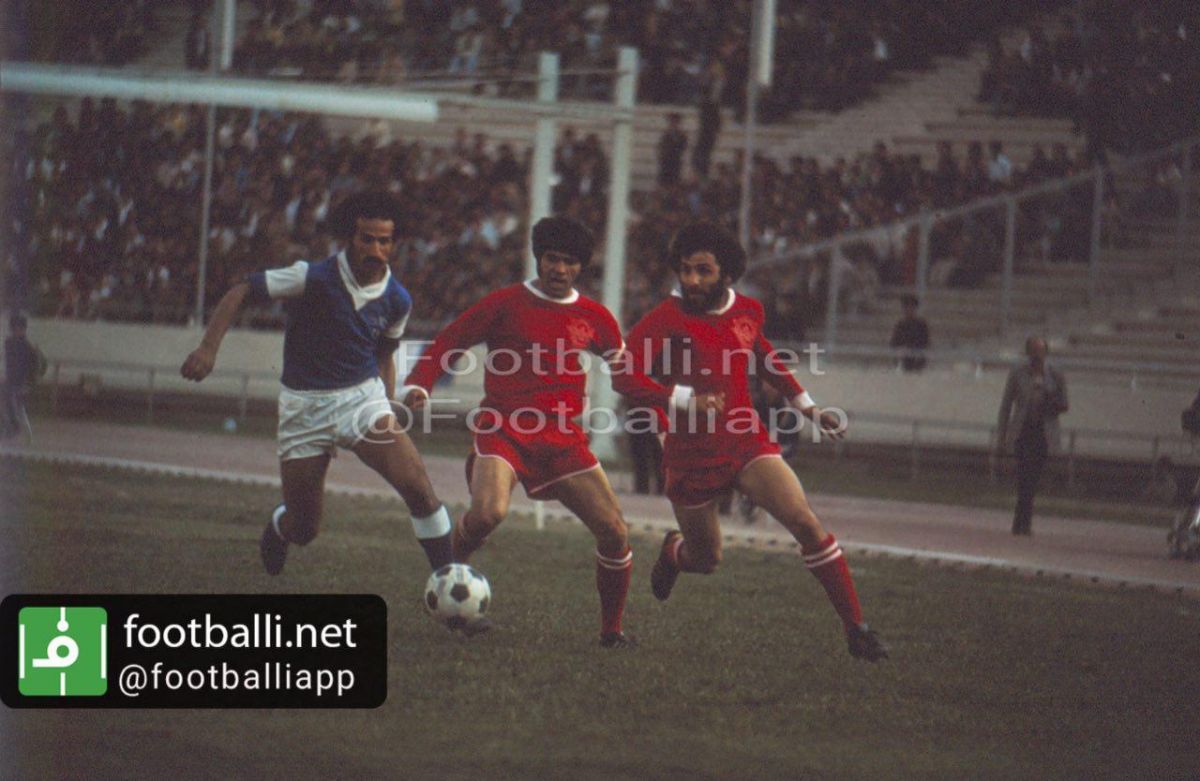 نوستالژی/ عکسی دیده نشده از دربی قبل از انقلاب، ۵ اردیبهشت ۵۴. تاج سه - پرسپوليس یک. كورس زنده ياد ابراهيم آشتيانى با زنده ياد غلامحسين مظلومى در حضوراسماعيل حاج رحيمى پور