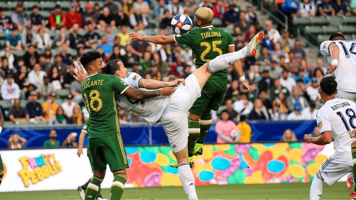 شوت آکروباتیک زلاتان مقابل پورتلند که با بدشانسی گل نشد