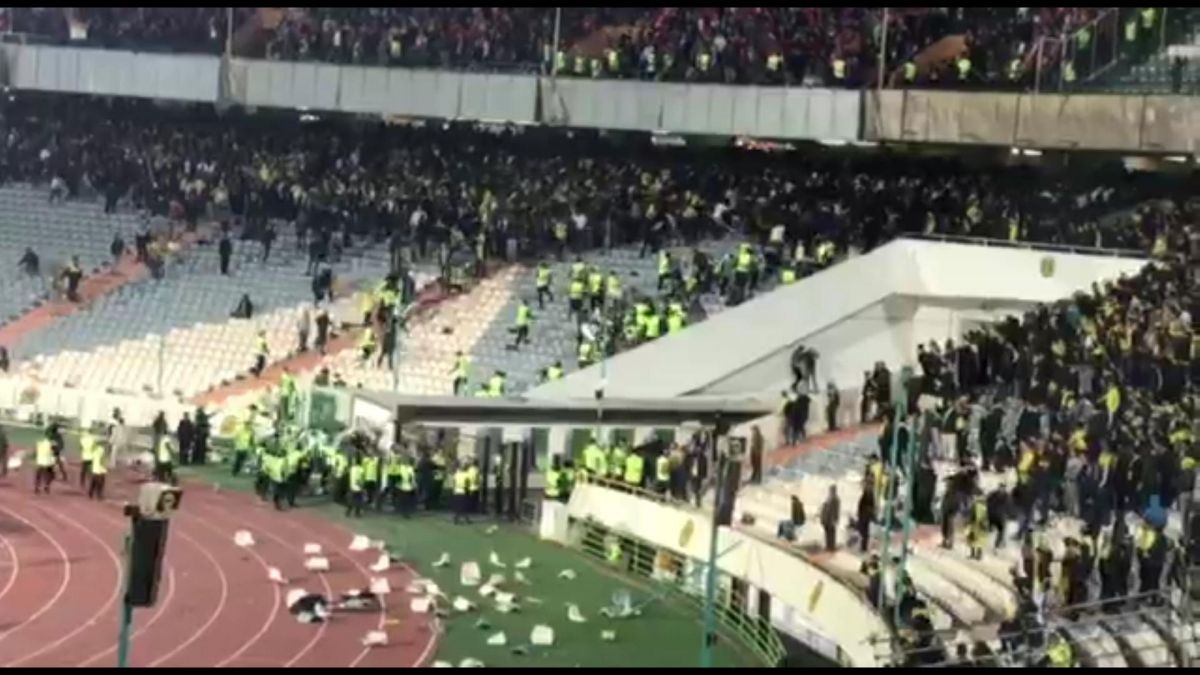 اختصاصی/ درگیری یگان ویژه و هواداران سپاهان روی سکوها