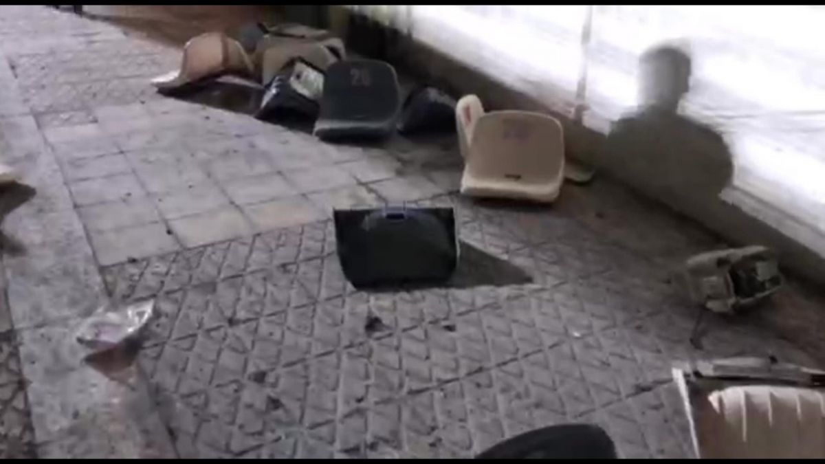 اختصاصی/ وضعیت راهرو ورزشگاه آزادی بعد از سنگ پراکنی و شکستن صندلی ها!