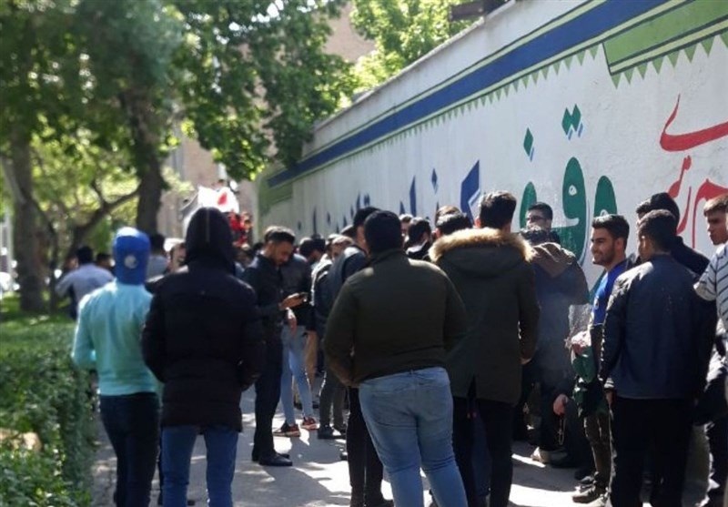 در فاصله حدود 8 ساعت به آغاز دیدار پدیده شهر خودرو و استقلال، هواداران در صفهای بلیت فروشی حضور دارند