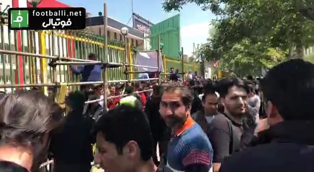 اختصاصی/ صف فوق العاده شلوغ بلیت فروشی هواداران پدیده و بازار سیاه بلیت
