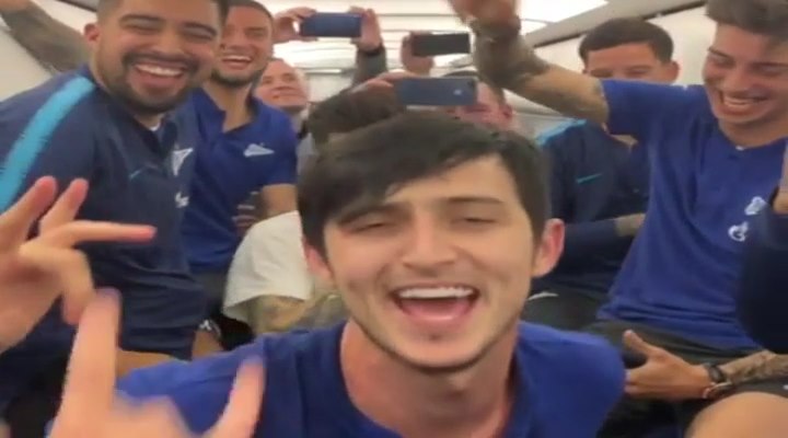 خوانندگی سردار آزمون در هواپیما پس از قهرمانی زنیت