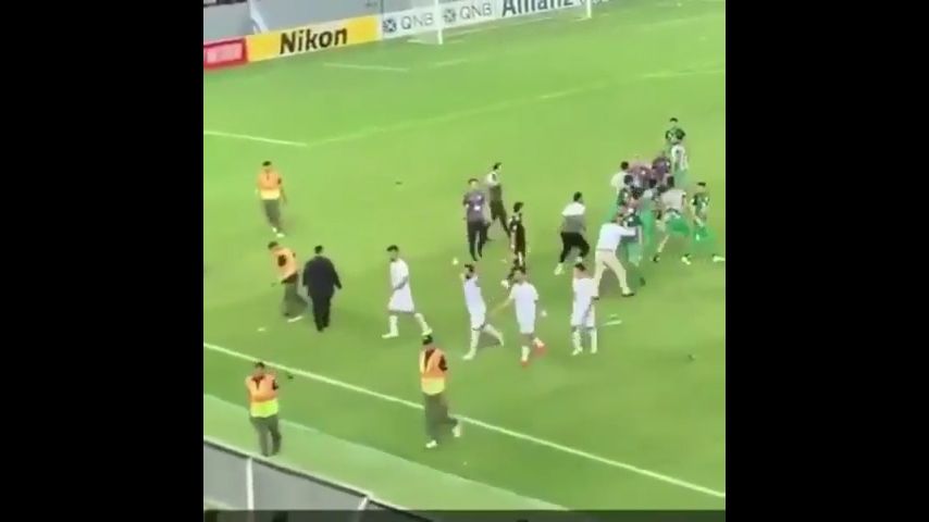 حمله هواداران الزورا عراق به بازیکنان ذوب آهن!