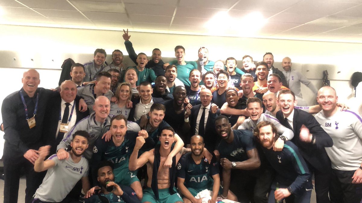 شادی بازیکنان تاتنهام در رختکن پس از صعود به فینال لیگ قهرمانان